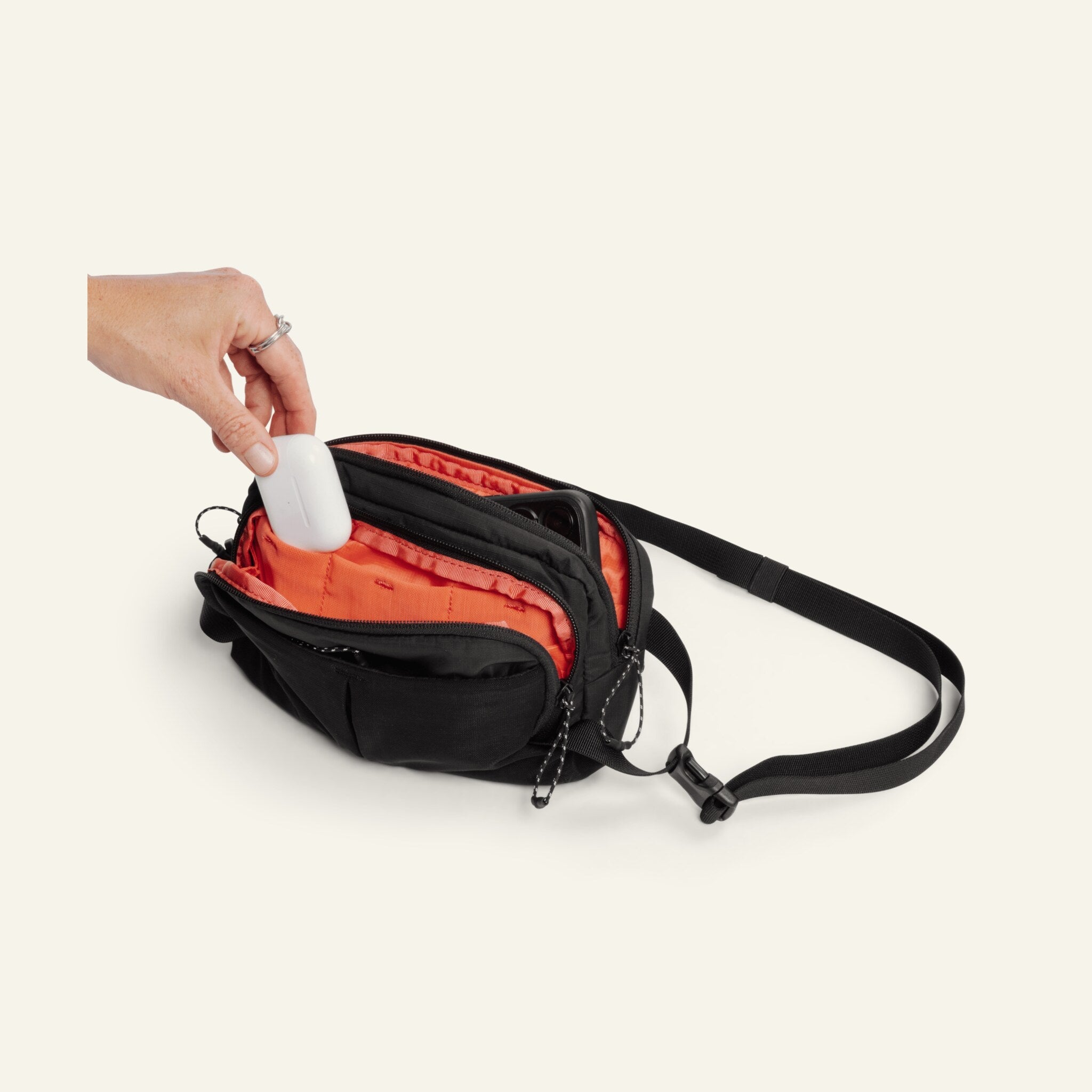 fjorden-take-sling-1-5l-umh-ngetasche-schwarz-minimalistisch image 5